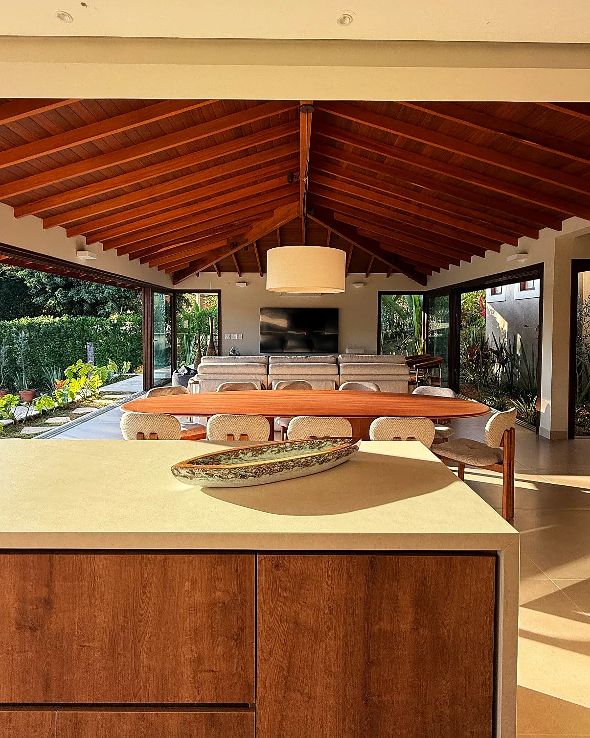 Área gourmet com telhado de madeira aparente em casa de campo em condomínio