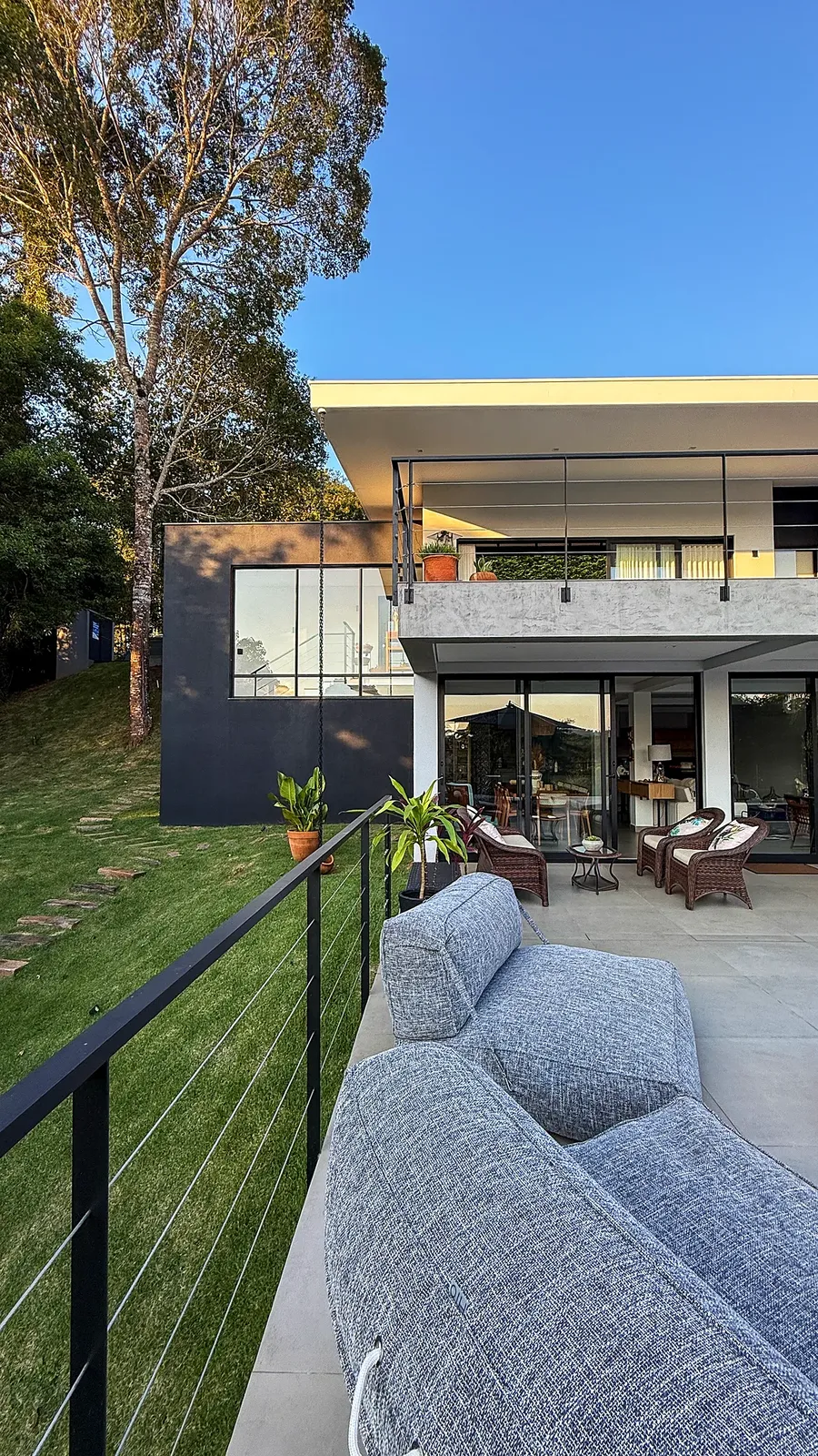 Casa em condomínio com varanda integrada ao jardim