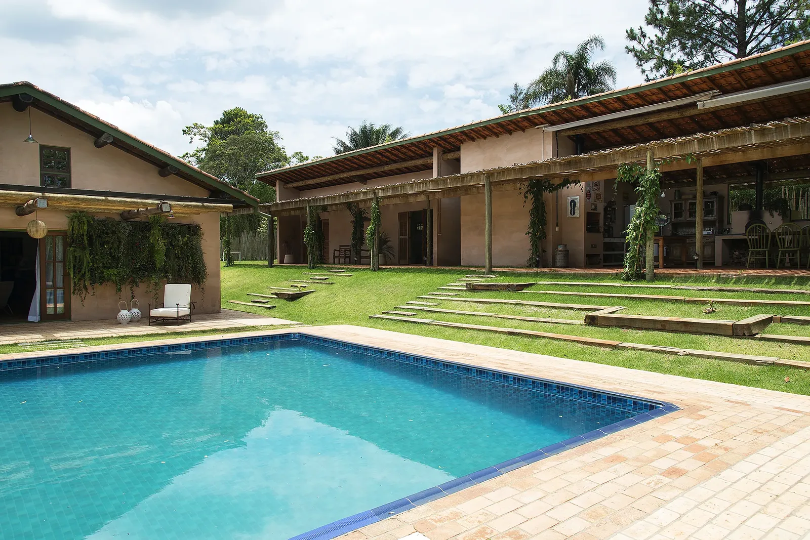 Residência ts — reforma e ampliação com volume gourmet independente