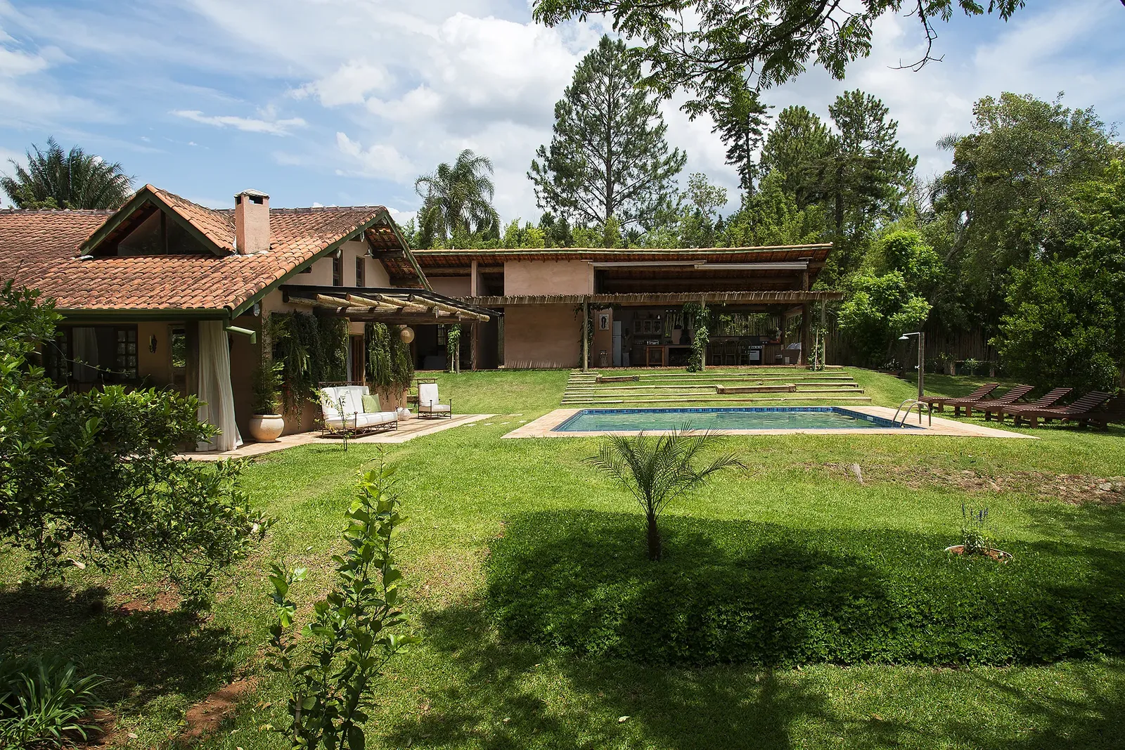 Casa de campo em condomínio com jardim e piscina